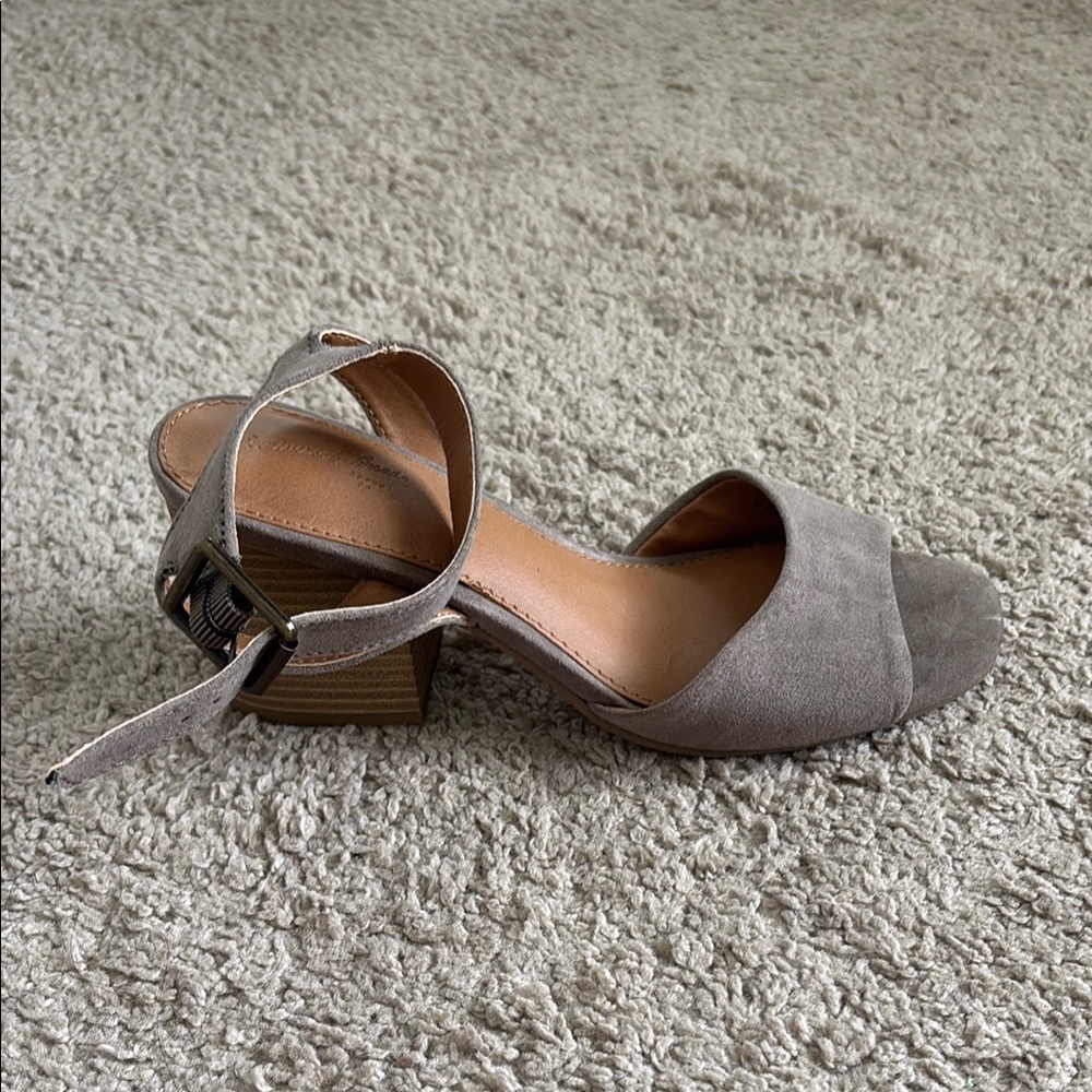 Universal Thread Gray Heels - Picture 7 of 9